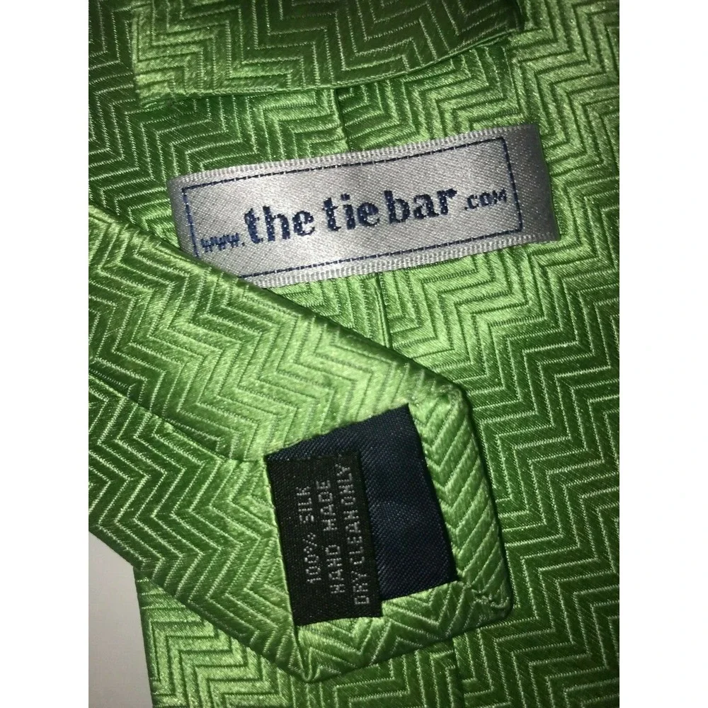 NOS The Tie Bar Green Zig Zag Pattern 100% Silk Neck Tie - 60